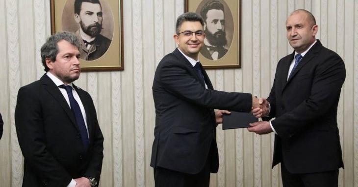 Радев подписа указа за кандидат-премиер. Топката е в депутатите